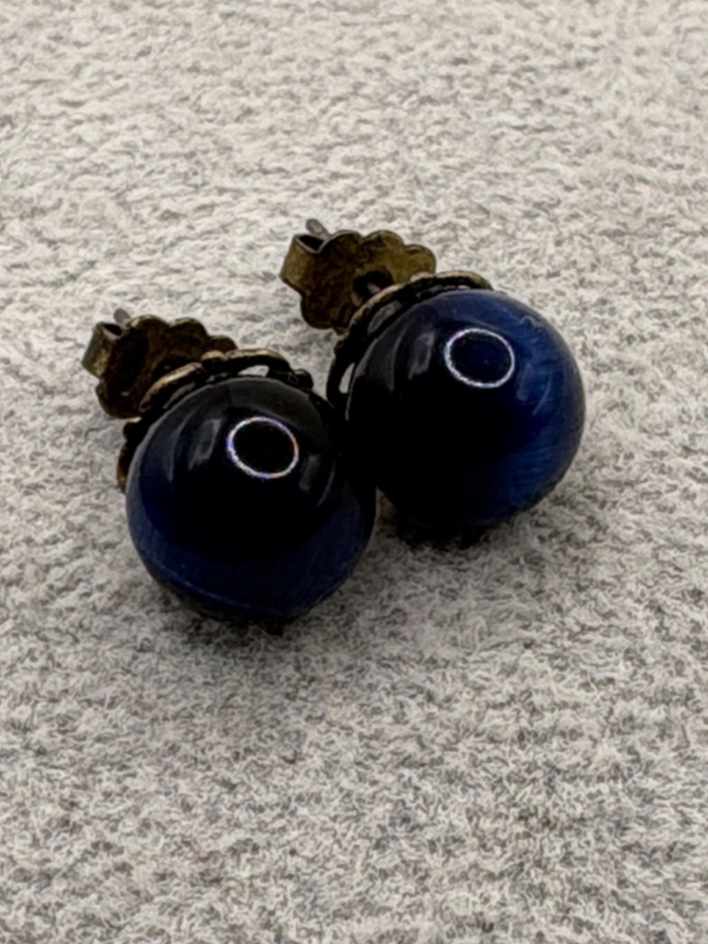 Vintage Avon NWT  brasstone stud earrings round, chatoyant blue bead Catseye